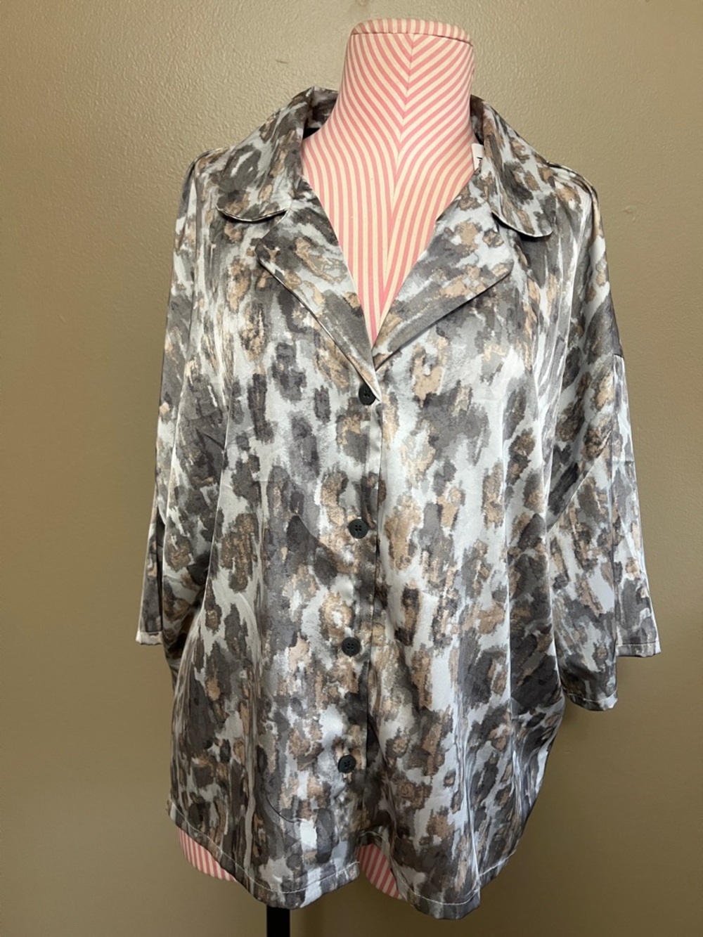 NWT Nicole Miller Button-Front Short Sleeve Blouse in Gray and Taupe Print